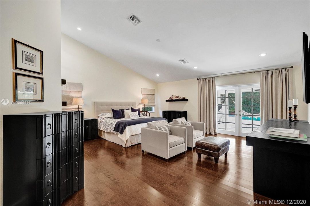 Vendido Recientemente: $1,100,000 (4 camas, 4 baños, 3551 Pies cuadrados)