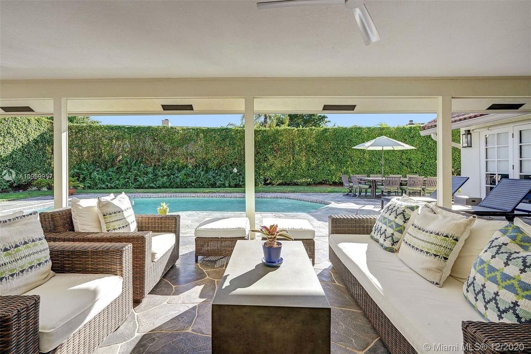 Vendido Recientemente: $1,100,000 (4 camas, 4 baños, 3551 Pies cuadrados)
