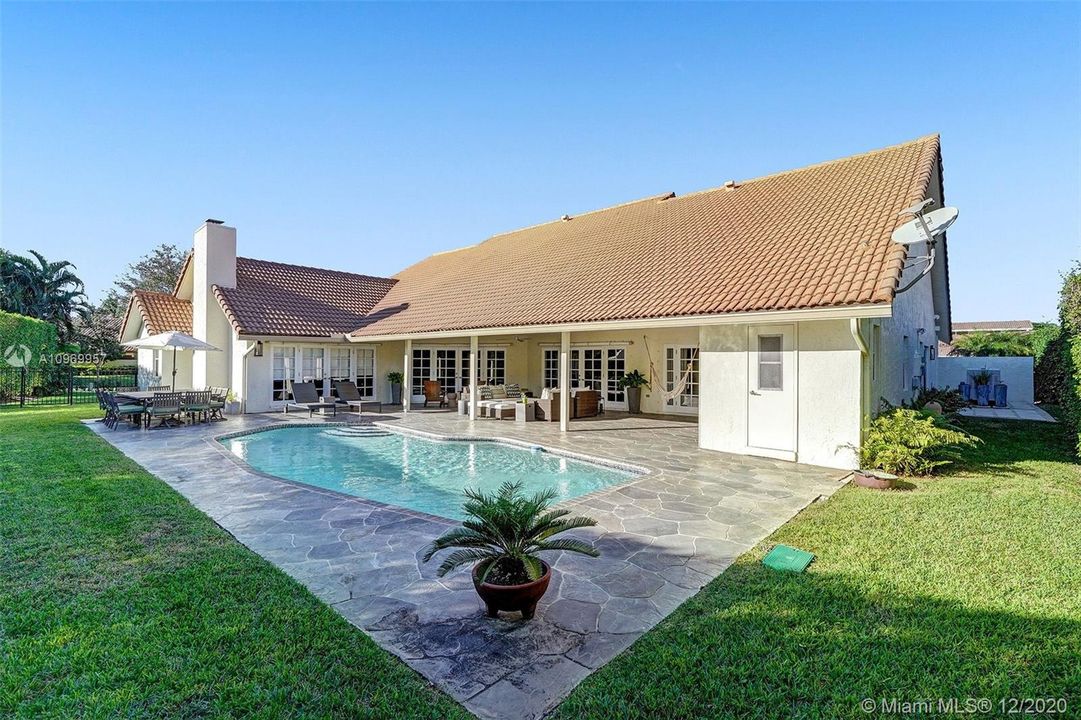 Vendido Recientemente: $1,100,000 (4 camas, 4 baños, 3551 Pies cuadrados)