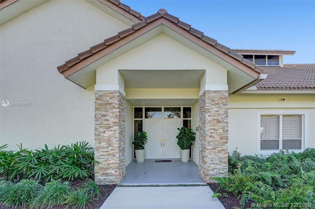 Vendido Recientemente: $1,100,000 (4 camas, 4 baños, 3551 Pies cuadrados)