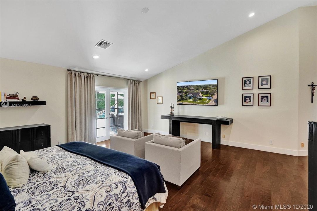 Vendido Recientemente: $1,100,000 (4 camas, 4 baños, 3551 Pies cuadrados)