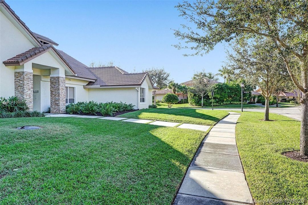 Vendido Recientemente: $1,100,000 (4 camas, 4 baños, 3551 Pies cuadrados)