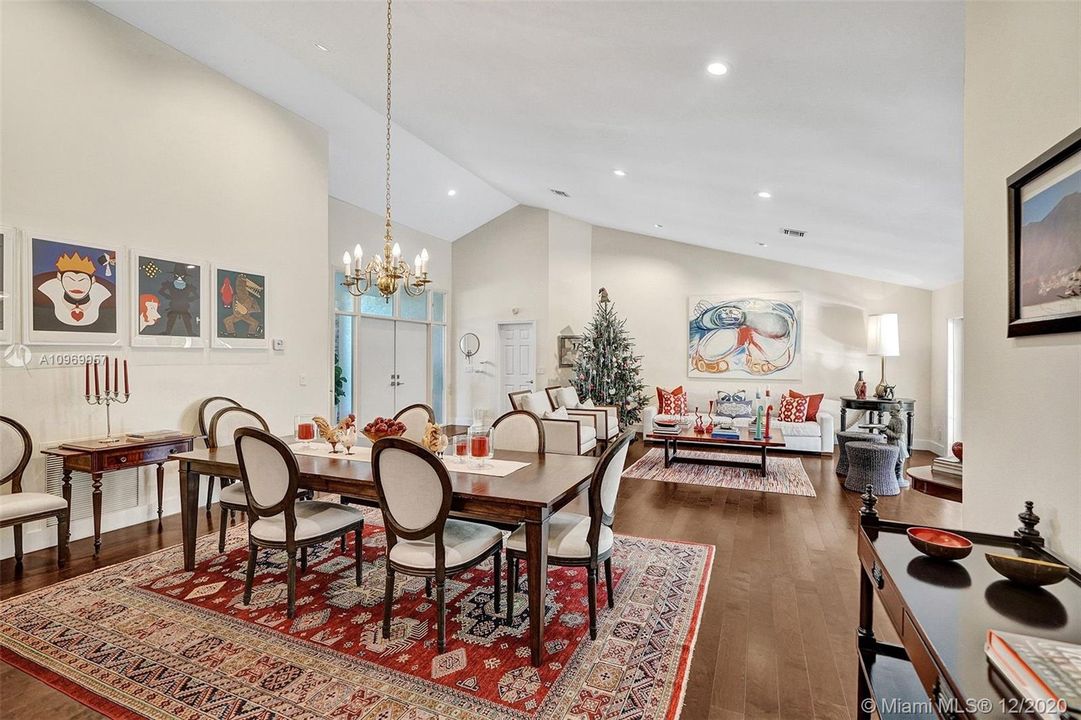 Vendido Recientemente: $1,100,000 (4 camas, 4 baños, 3551 Pies cuadrados)