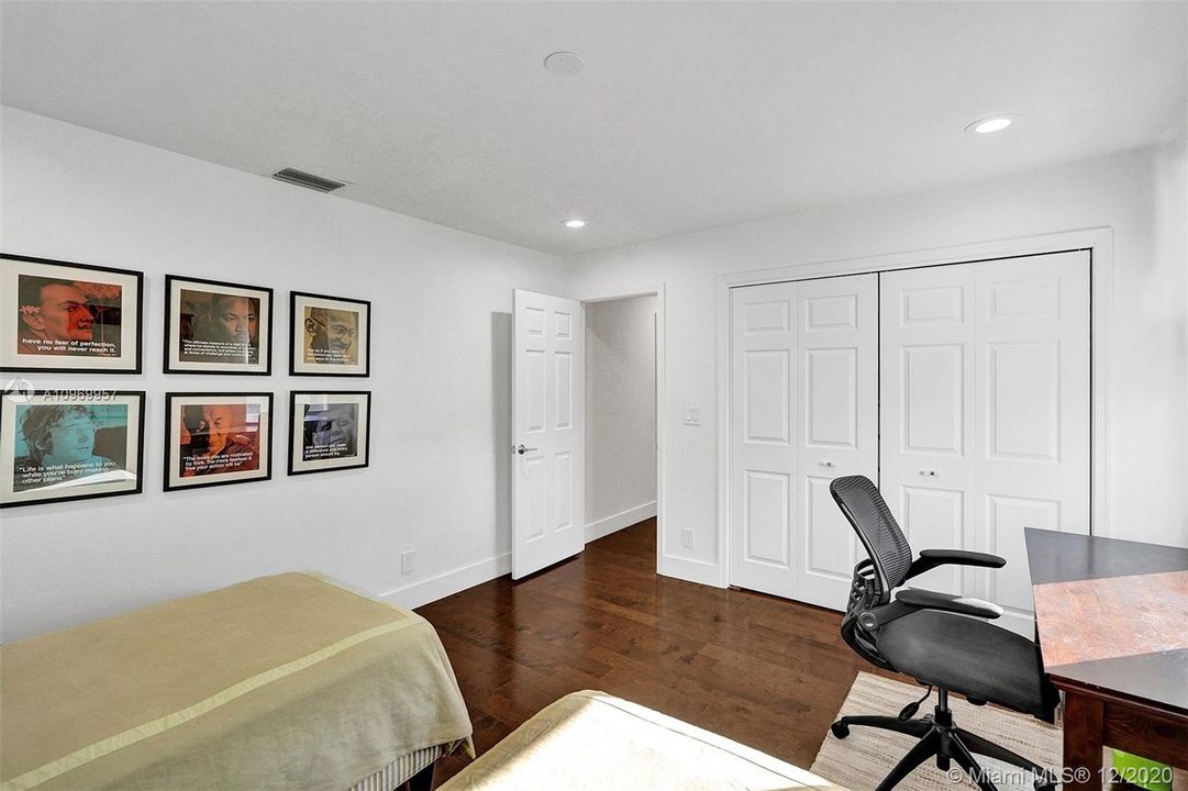 Vendido Recientemente: $1,100,000 (4 camas, 4 baños, 3551 Pies cuadrados)
