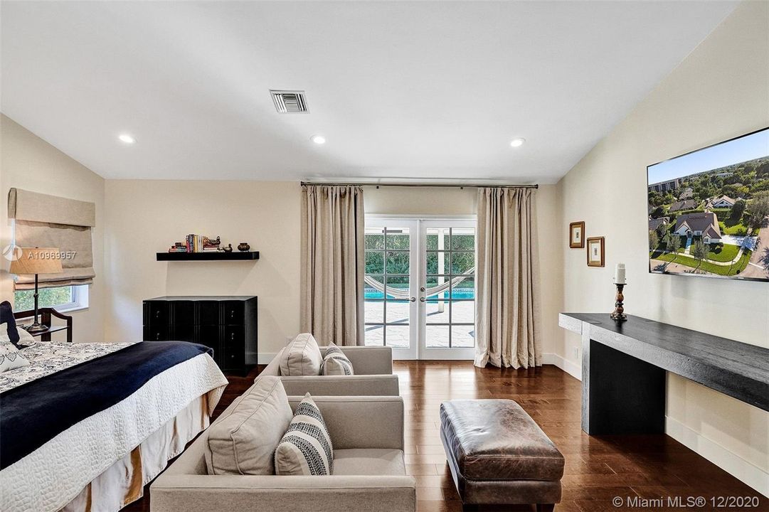 Vendido Recientemente: $1,100,000 (4 camas, 4 baños, 3551 Pies cuadrados)