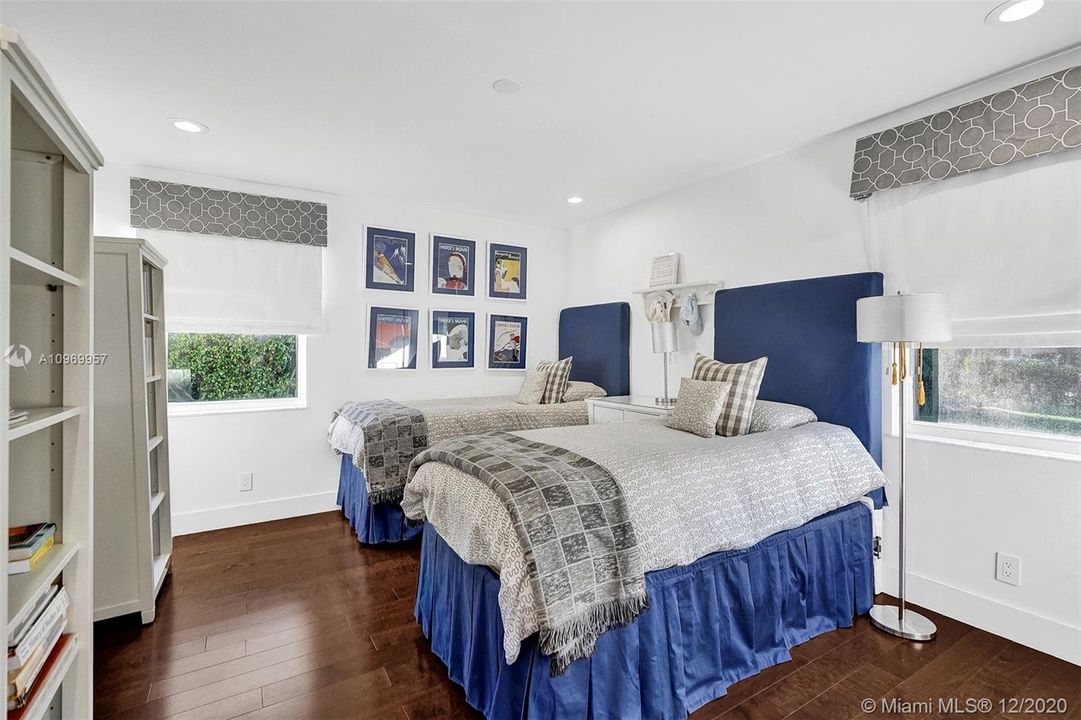 Vendido Recientemente: $1,100,000 (4 camas, 4 baños, 3551 Pies cuadrados)