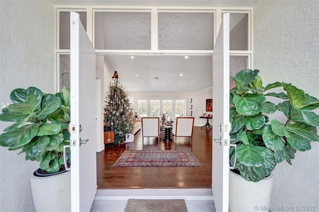 Vendido Recientemente: $1,100,000 (4 camas, 4 baños, 3551 Pies cuadrados)