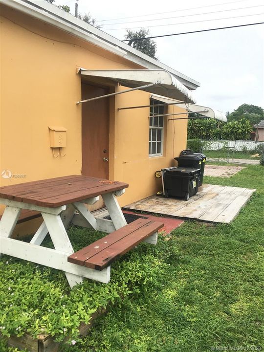 Recientemente alquilado: $1,500 (3 camas, 1 baños, 1012 Pies cuadrados)