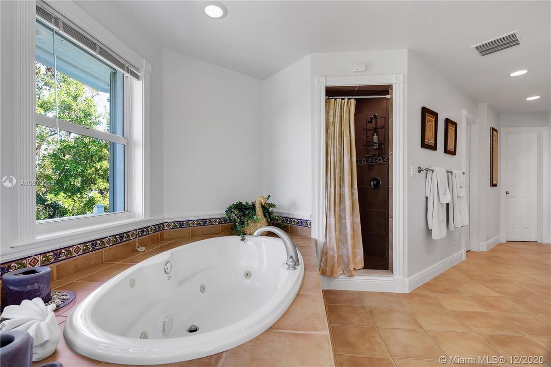 Recently Sold: $2,489,000 (3 beds, 2 baths, 2816 Square Feet)