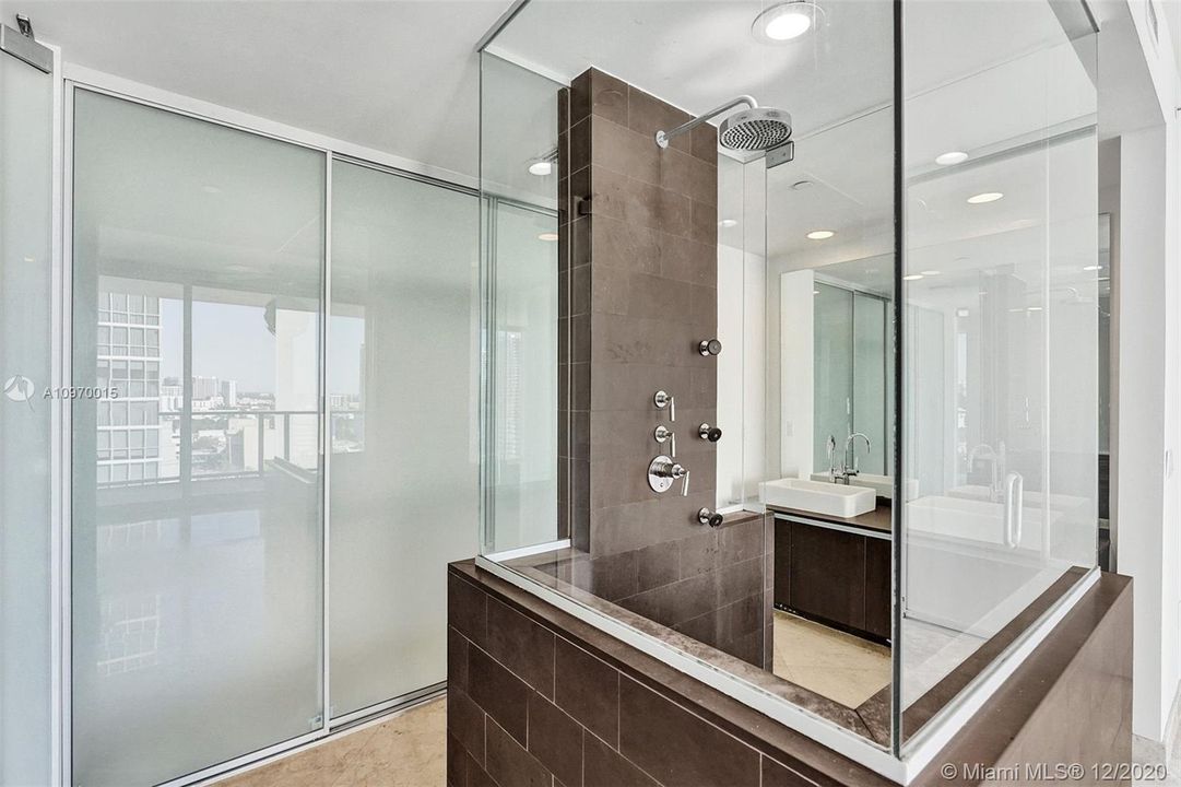 最近售出: $360,000 (1 贝兹, 1 浴室, 791 平方英尺)