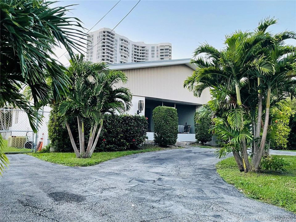 Recently Sold: $2,500,000 (4 beds, 5 baths, 3381 Square Feet)