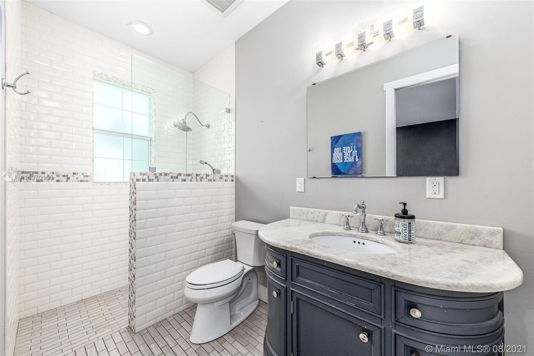 Aerial of main and guest house w/property lines (guest house sold separately)