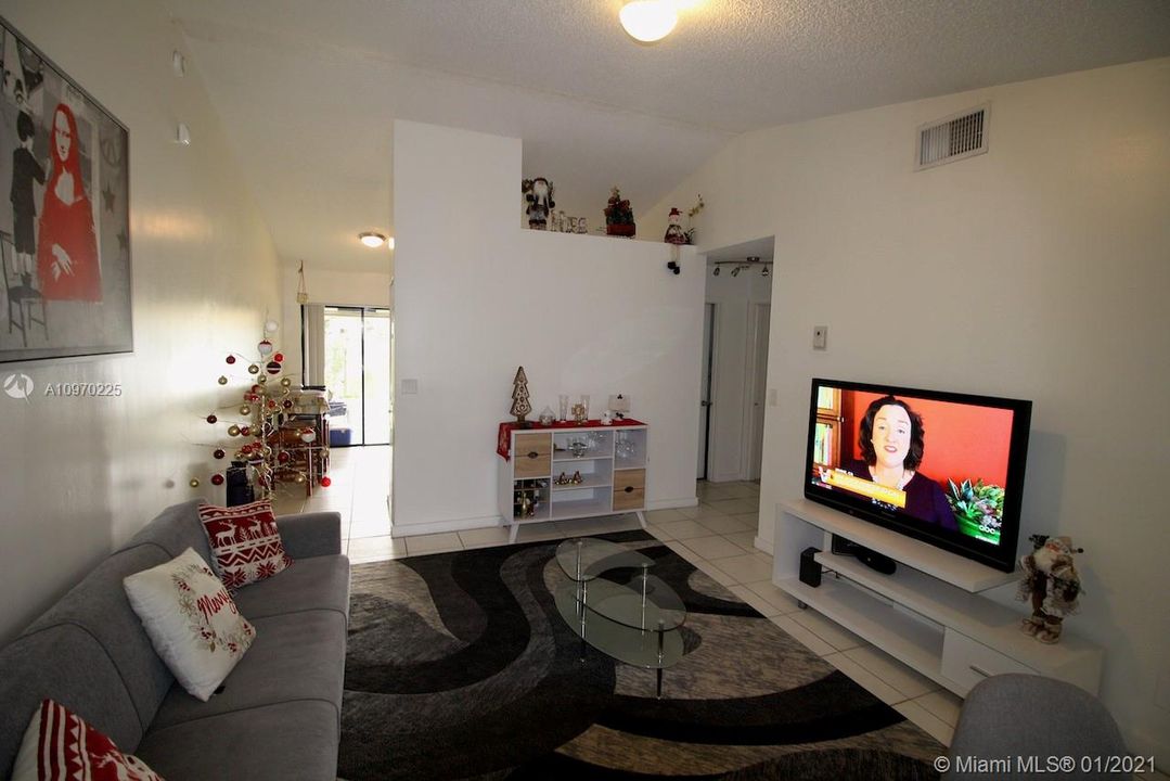 最近租的: $1,600 (2 贝兹, 2 浴室, 998 平方英尺)