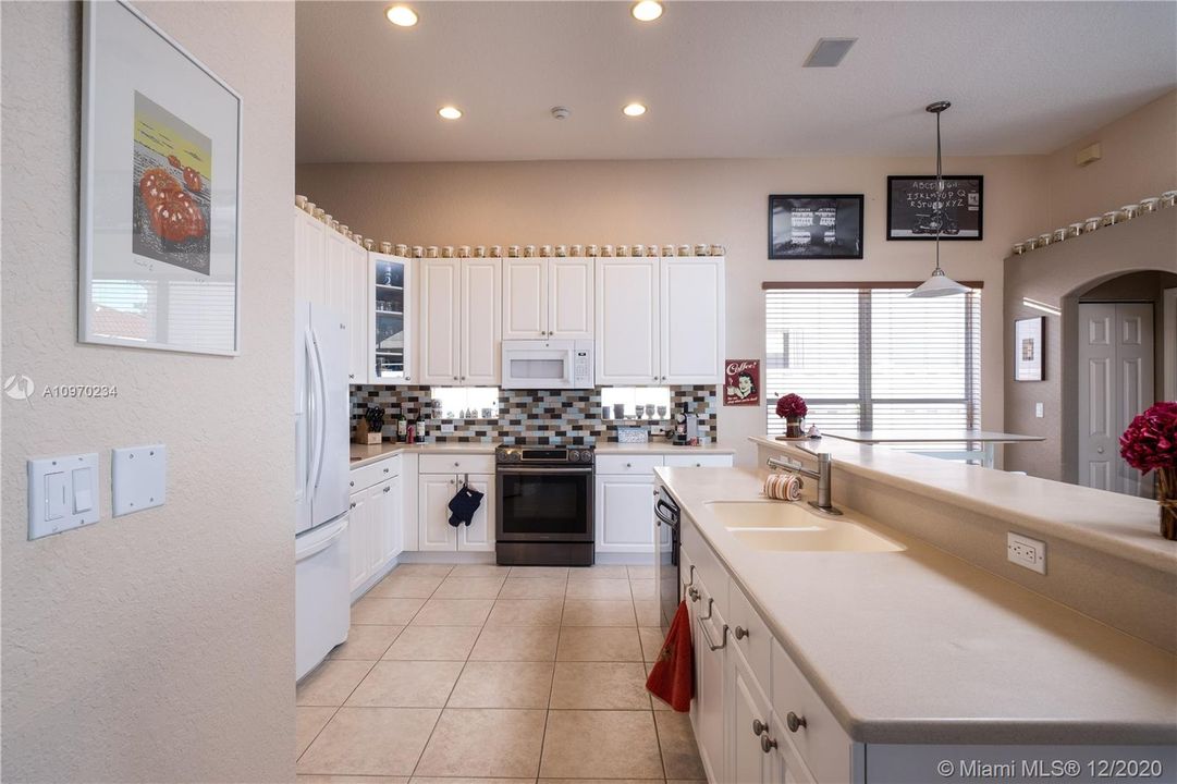 Recently Sold: $595,000 (4 beds, 2 baths, 2392 Square Feet)