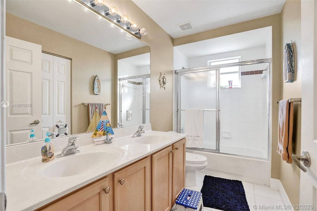 Recently Sold: $580,000 (4 beds, 3 baths, 3252 Square Feet)