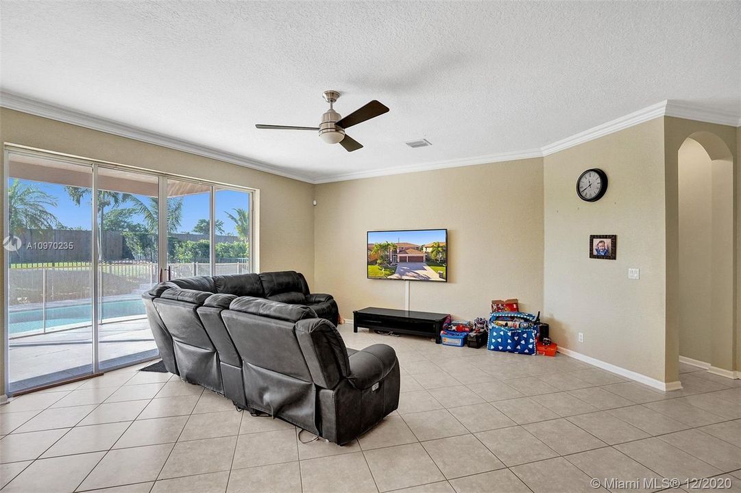 Recently Sold: $580,000 (4 beds, 3 baths, 3252 Square Feet)