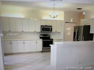 Vendido Recientemente: $450,000 (5 camas, 3 baños, 2687 Pies cuadrados)