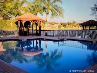 Vendido Recientemente: $450,000 (5 camas, 3 baños, 2687 Pies cuadrados)