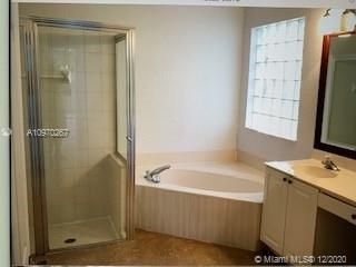 Vendido Recientemente: $450,000 (5 camas, 3 baños, 2687 Pies cuadrados)