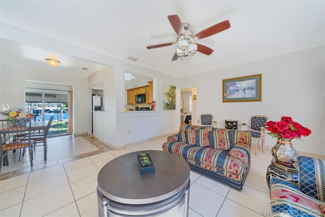 Vendido Recientemente: $860,000 (4 camas, 2 baños, 1152 Pies cuadrados)