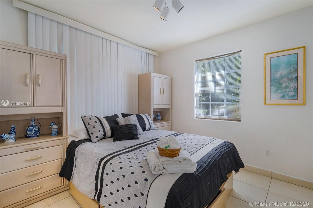 Vendido Recientemente: $860,000 (4 camas, 2 baños, 1152 Pies cuadrados)