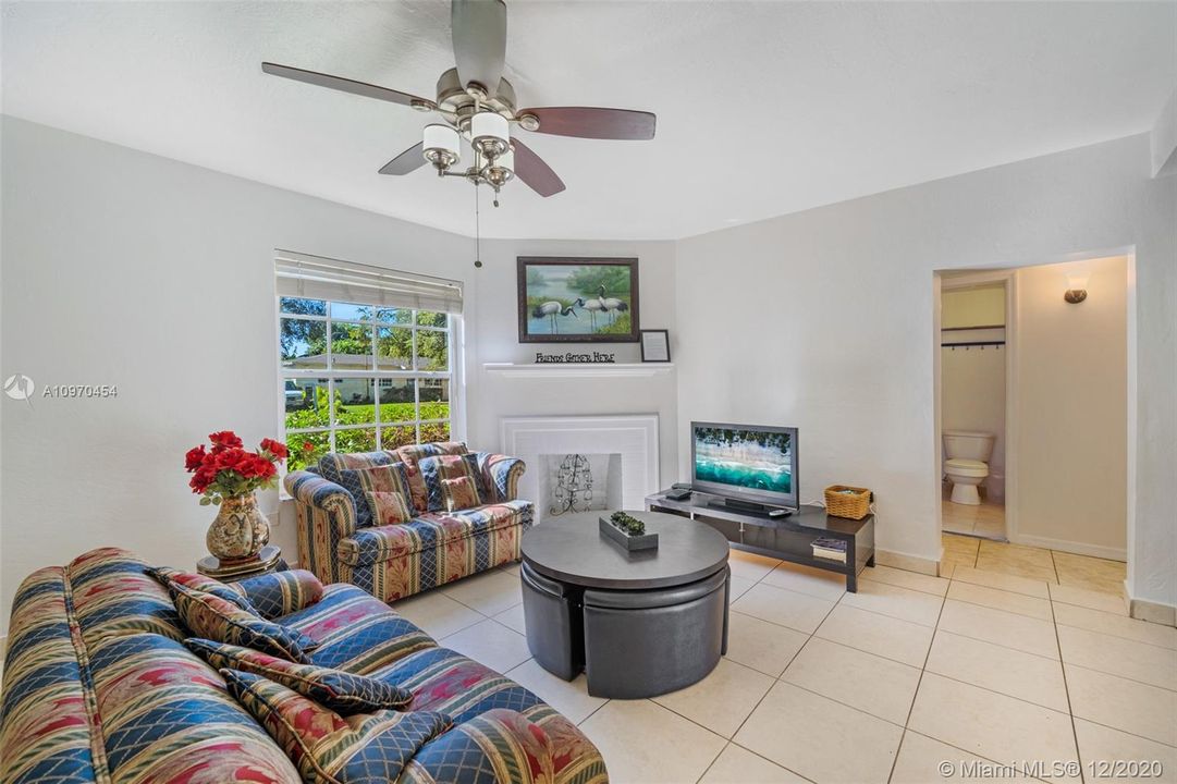 Vendido Recientemente: $860,000 (4 camas, 2 baños, 1152 Pies cuadrados)