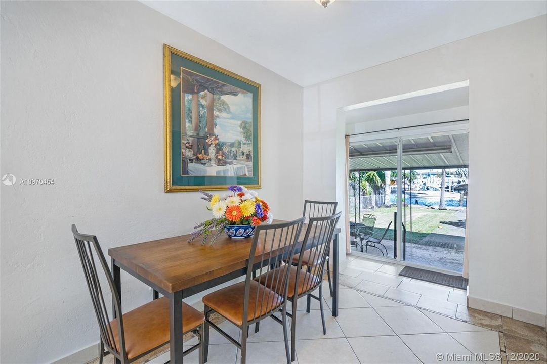Vendido Recientemente: $860,000 (4 camas, 2 baños, 1152 Pies cuadrados)