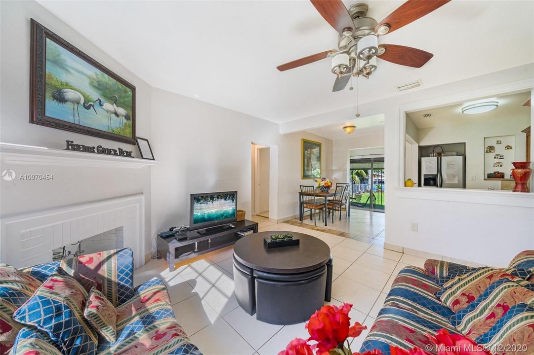 Vendido Recientemente: $860,000 (4 camas, 2 baños, 1152 Pies cuadrados)