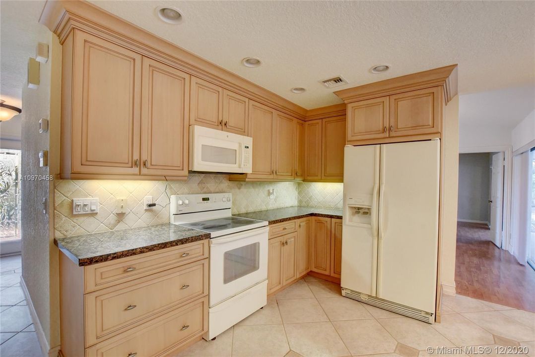 Vendido Recientemente: $493,900 (4 camas, 2 baños, 2079 Pies cuadrados)