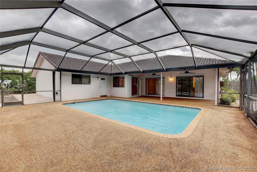 Vendido Recientemente: $493,900 (4 camas, 2 baños, 2079 Pies cuadrados)