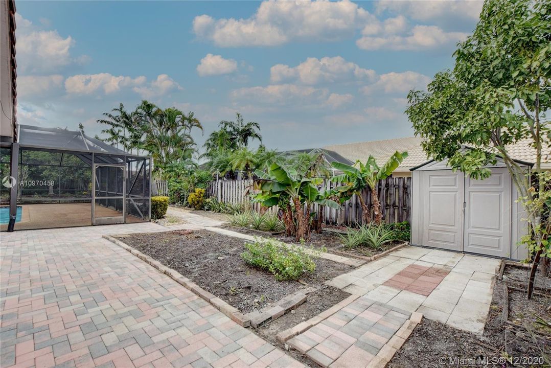 Vendido Recientemente: $493,900 (4 camas, 2 baños, 2079 Pies cuadrados)