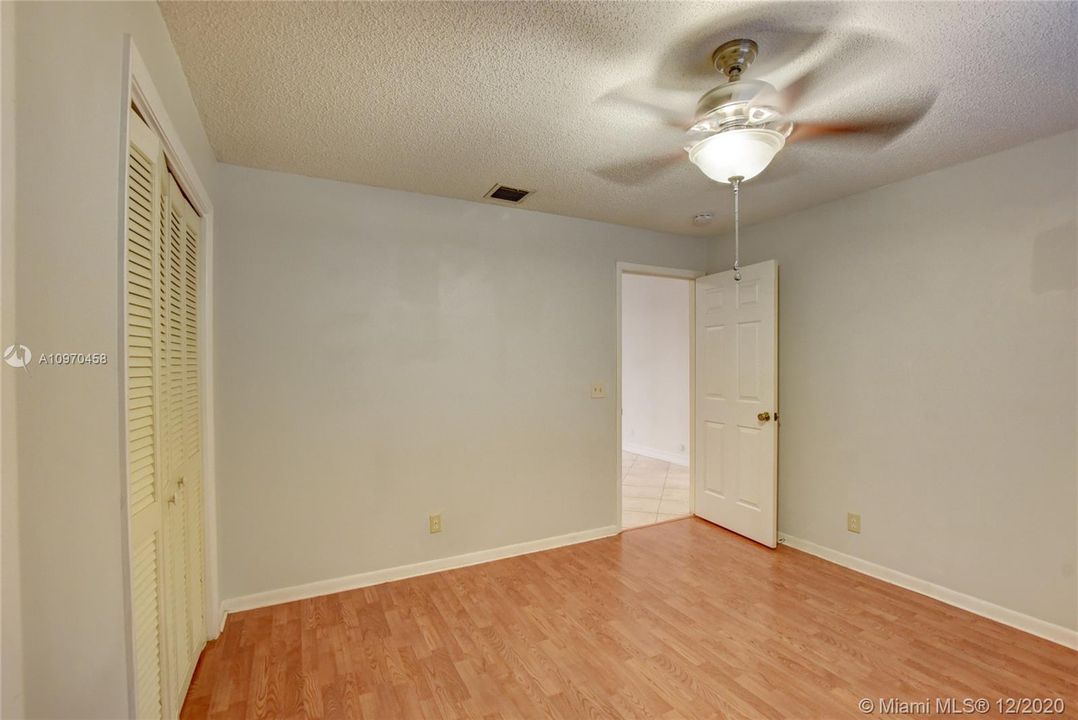 Vendido Recientemente: $493,900 (4 camas, 2 baños, 2079 Pies cuadrados)