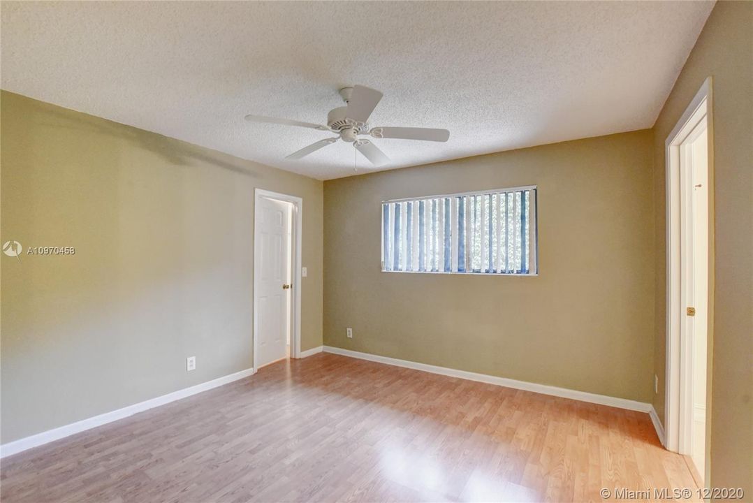 Vendido Recientemente: $493,900 (4 camas, 2 baños, 2079 Pies cuadrados)