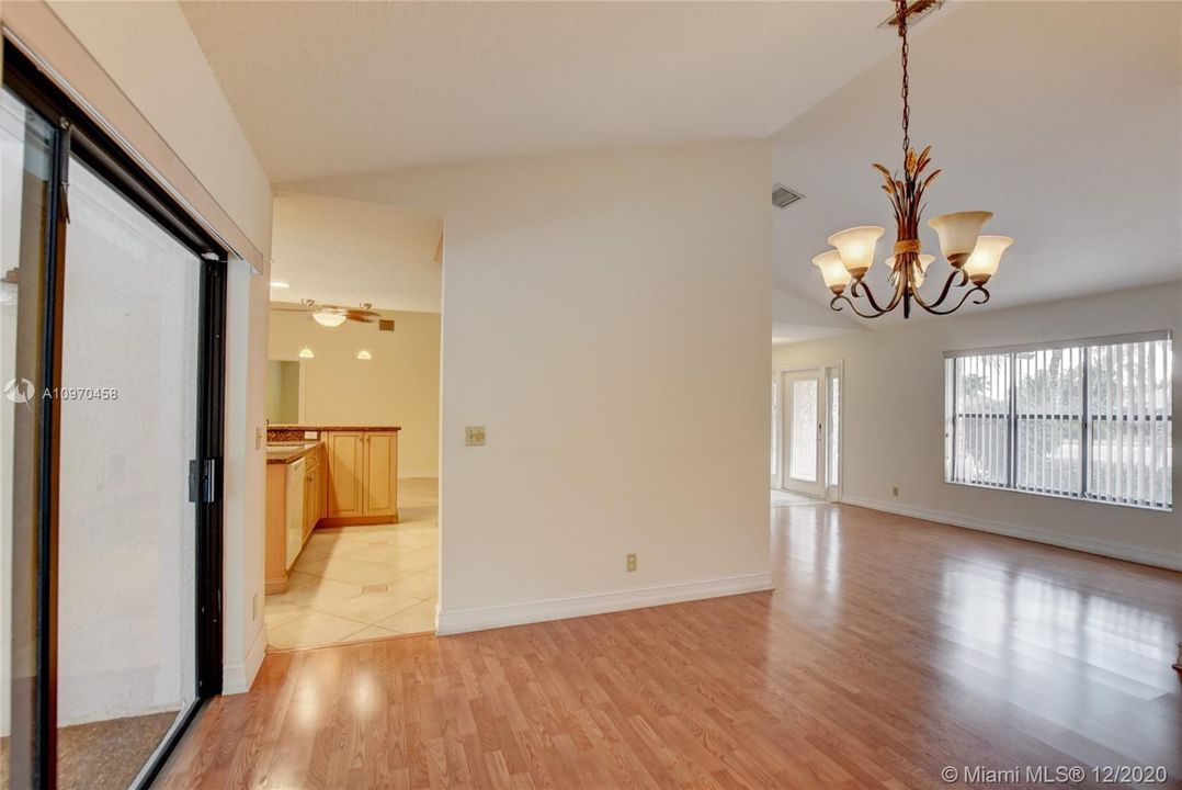 Vendido Recientemente: $493,900 (4 camas, 2 baños, 2079 Pies cuadrados)