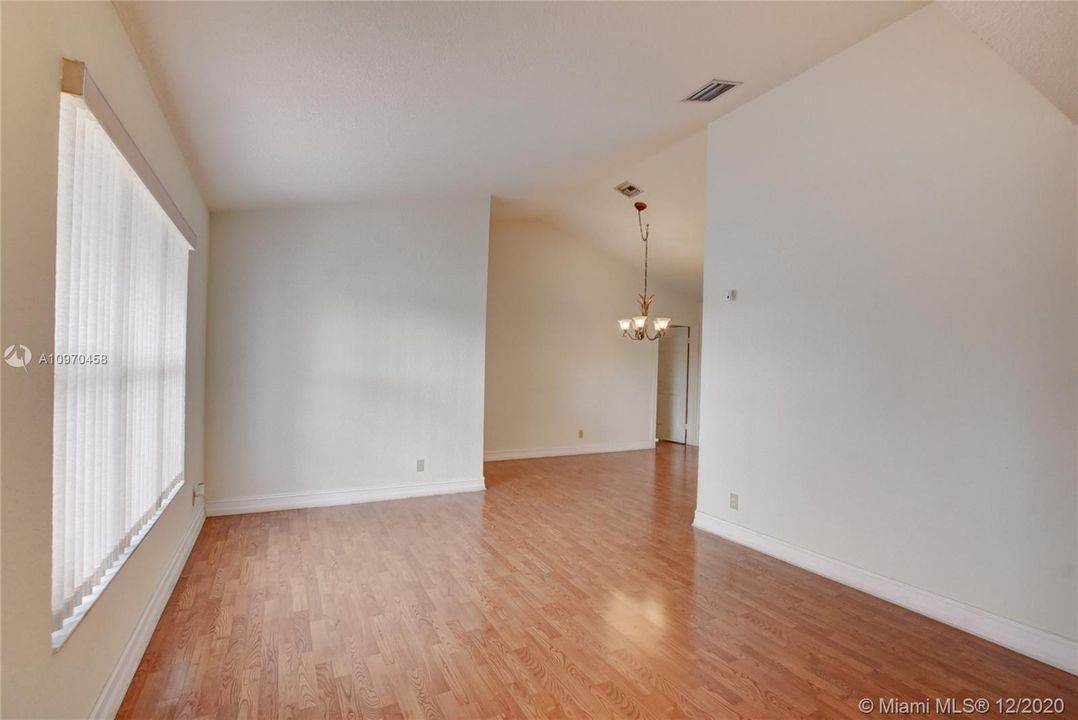 Vendido Recientemente: $493,900 (4 camas, 2 baños, 2079 Pies cuadrados)