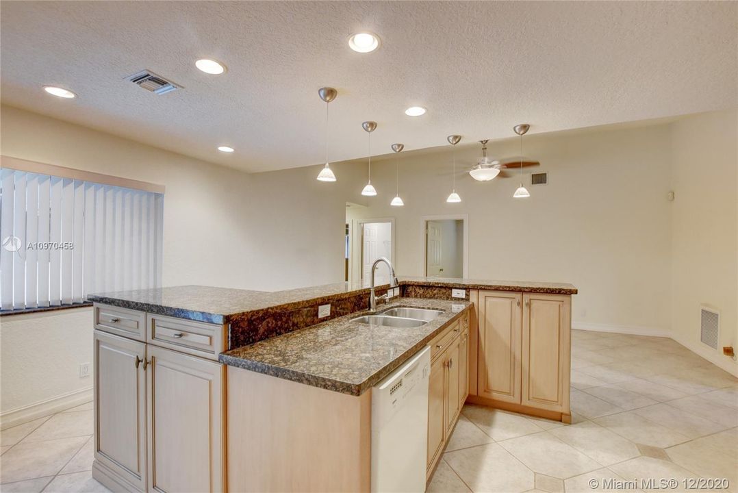 Vendido Recientemente: $493,900 (4 camas, 2 baños, 2079 Pies cuadrados)