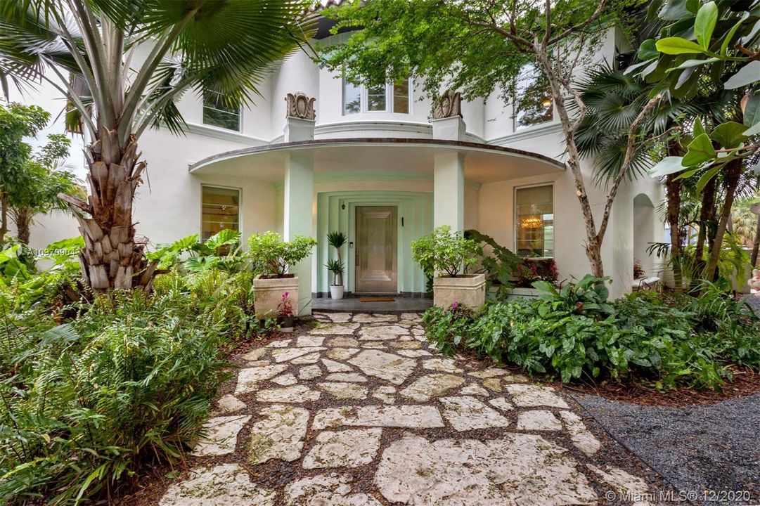 Vendido Recientemente: $4,850,000 (6 camas, 6 baños, 6021 Pies cuadrados)