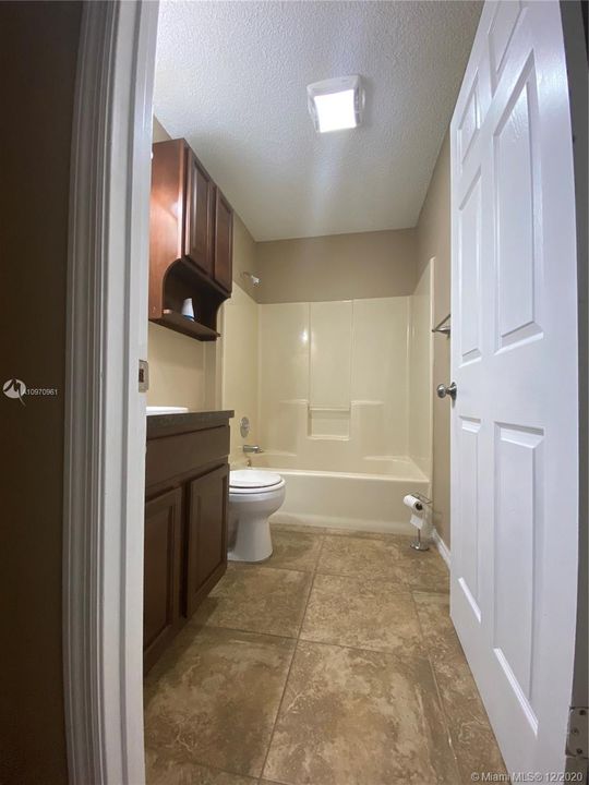 Full bathroom by the hallway