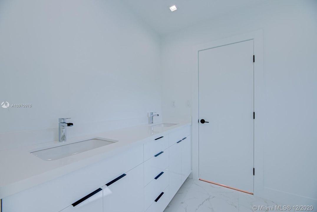 Recently Sold: $2,500,000 (5 beds, 5 baths, 4200 Square Feet)