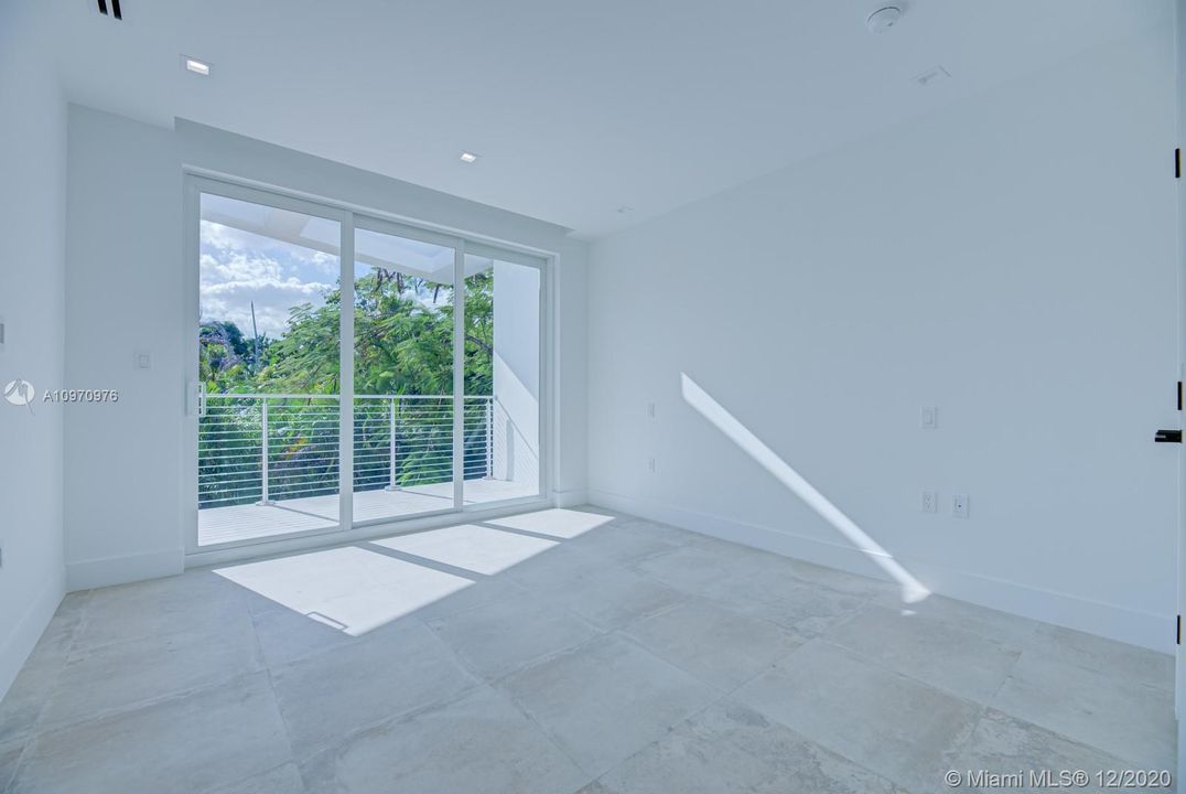 Recently Sold: $2,500,000 (5 beds, 5 baths, 4200 Square Feet)