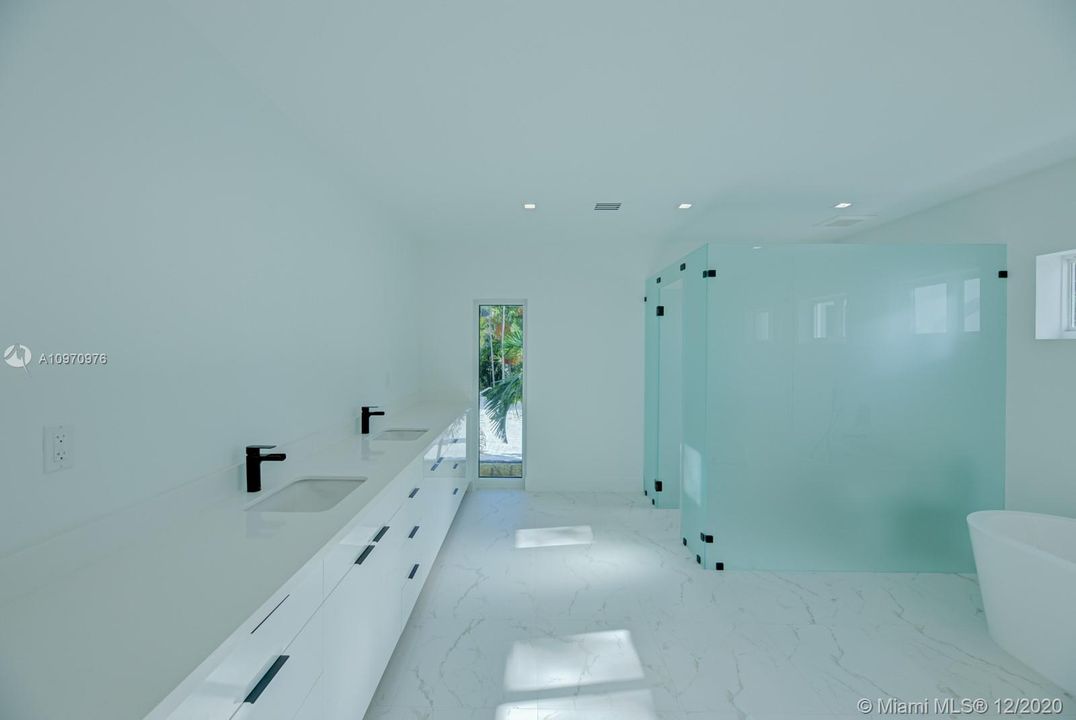 Recently Sold: $2,500,000 (5 beds, 5 baths, 4200 Square Feet)