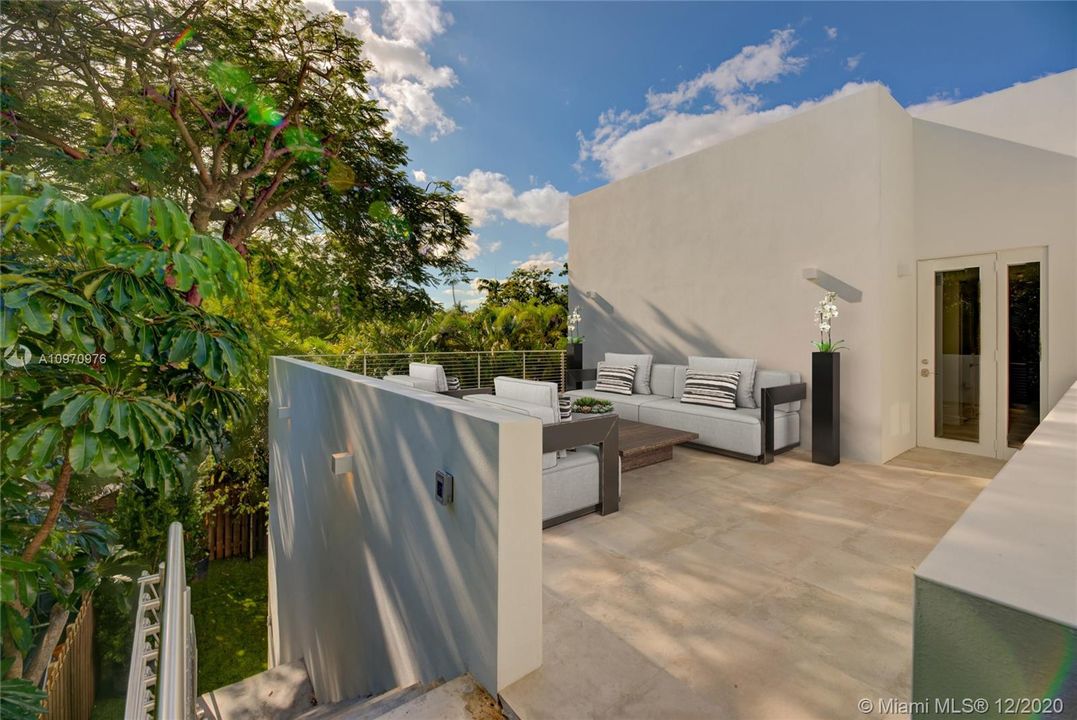 Recently Sold: $2,500,000 (5 beds, 5 baths, 4200 Square Feet)