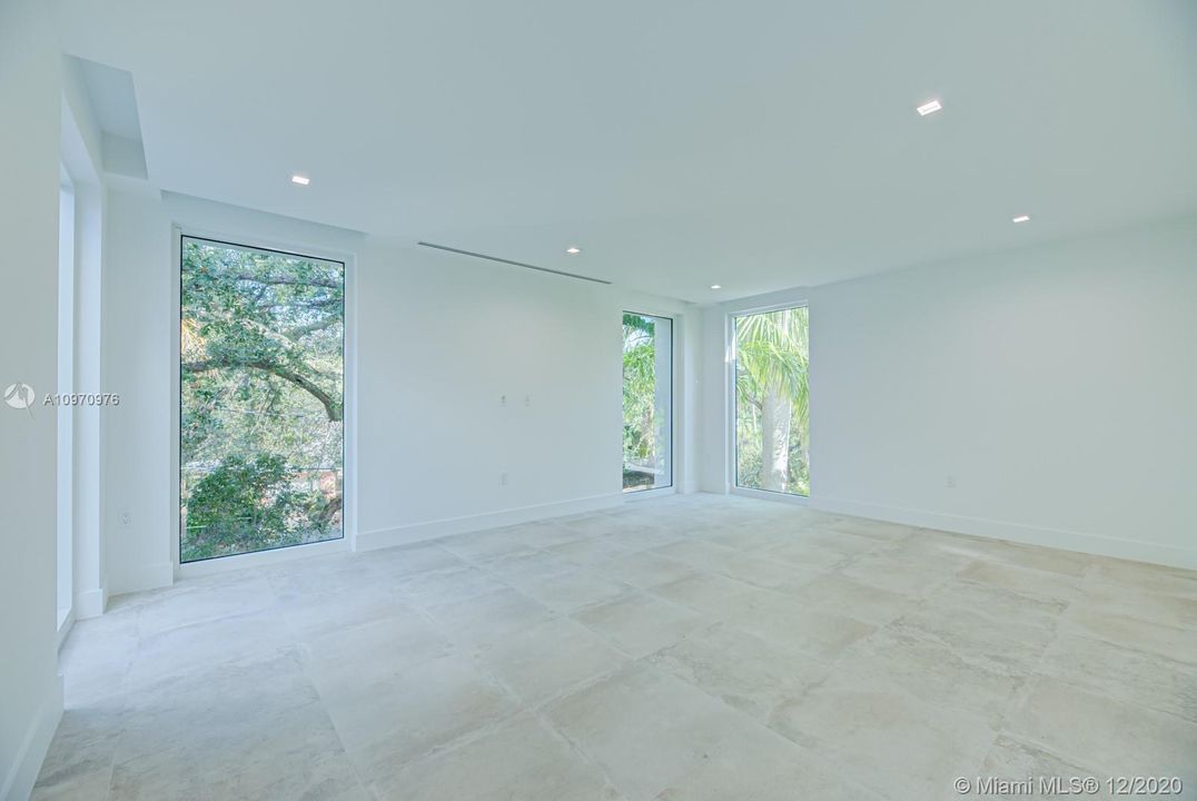 Recently Sold: $2,500,000 (5 beds, 5 baths, 4200 Square Feet)