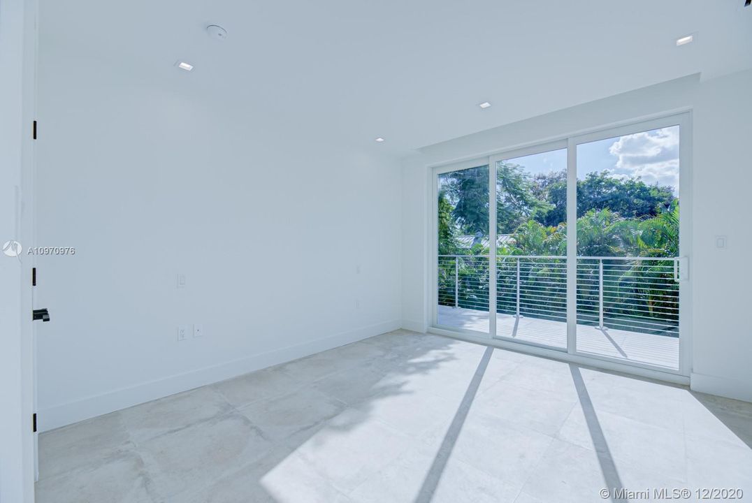 Recently Sold: $2,500,000 (5 beds, 5 baths, 4200 Square Feet)