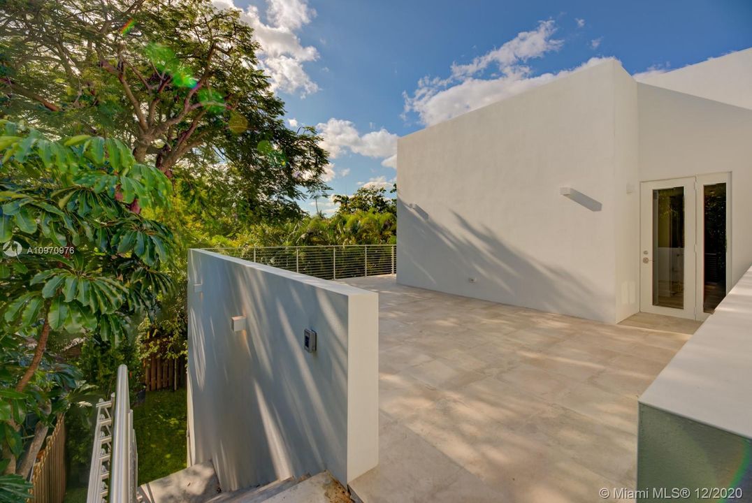 Recently Sold: $2,500,000 (5 beds, 5 baths, 4200 Square Feet)