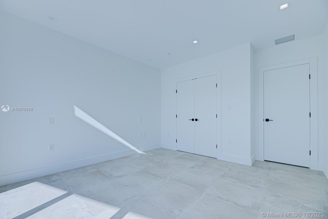 Recently Sold: $2,500,000 (5 beds, 5 baths, 4200 Square Feet)