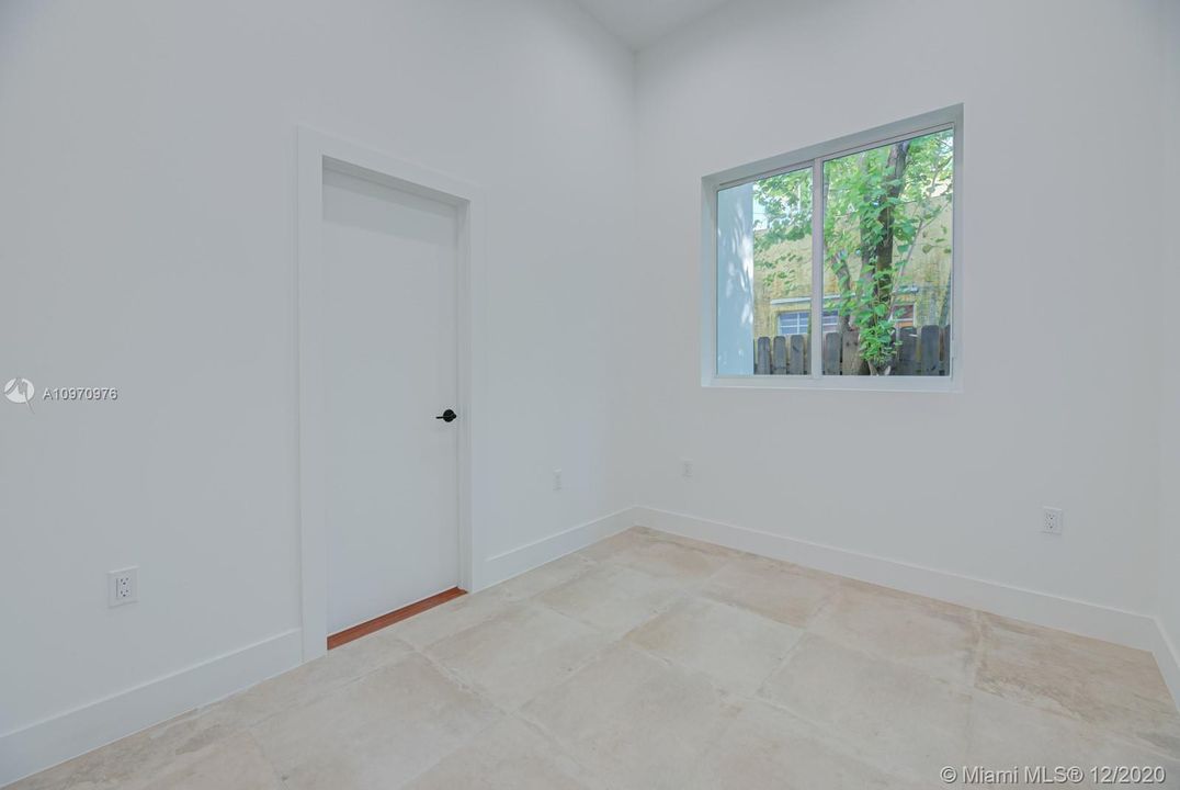 Recently Sold: $2,500,000 (5 beds, 5 baths, 4200 Square Feet)