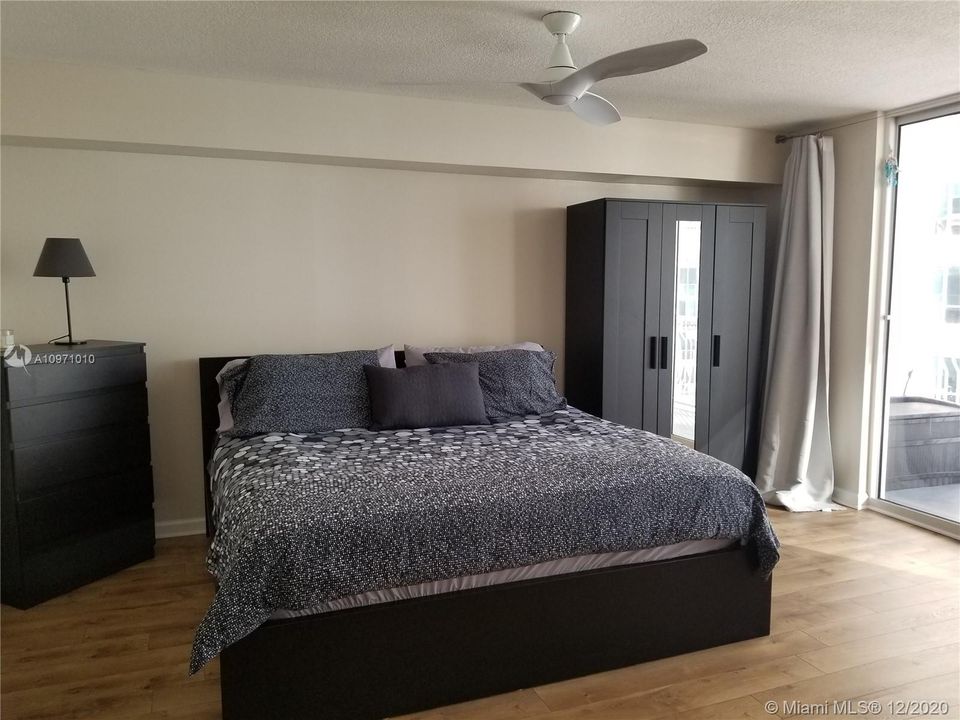 Recently Sold: $285,000 (1 beds, 1 baths, 825 Square Feet)