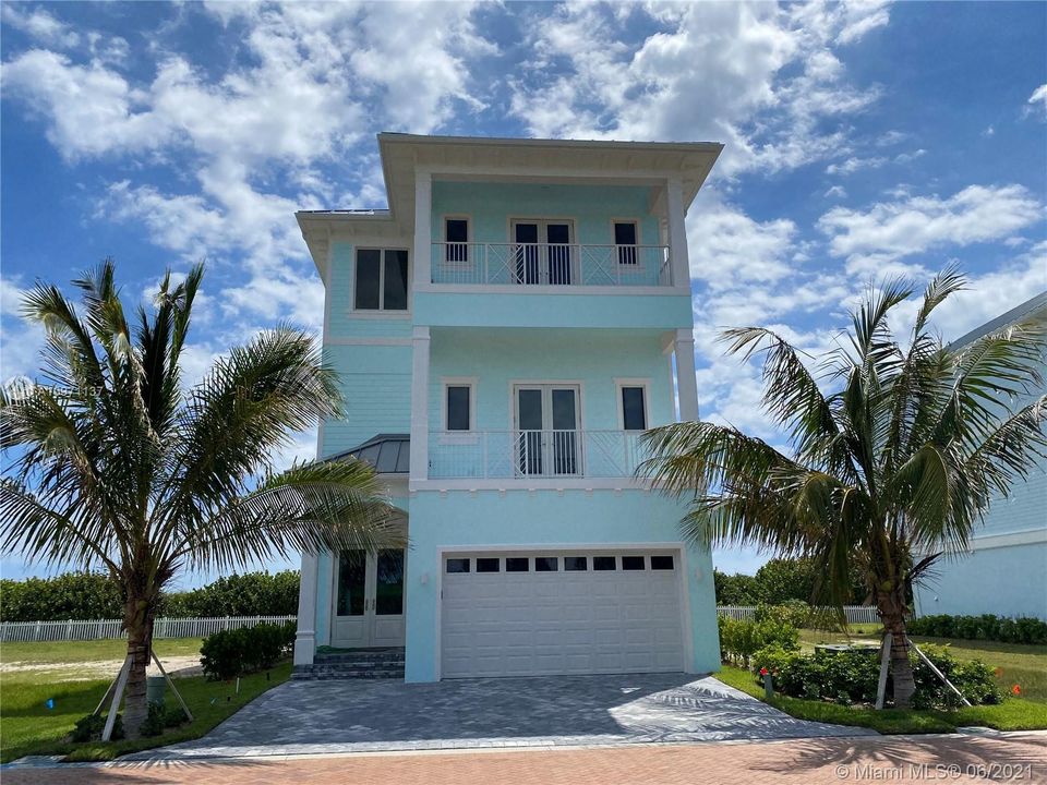 Recently Sold: $2,295,000 (4 beds, 5 baths, 4300 Square Feet)