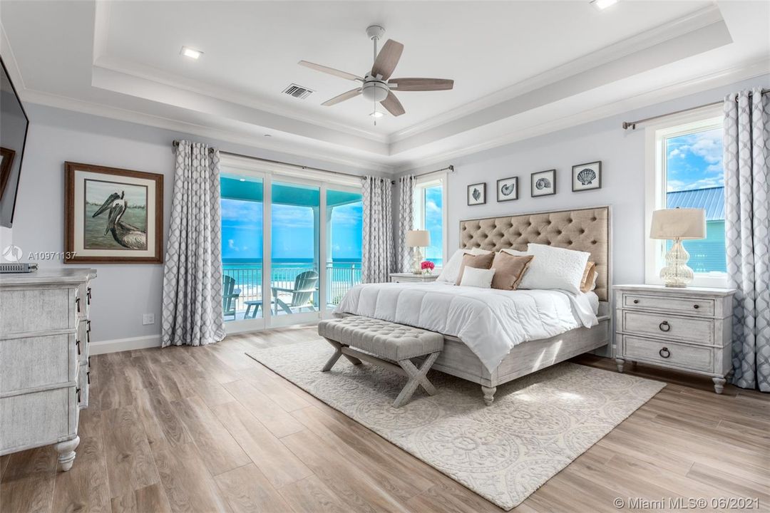 Recently Sold: $2,295,000 (4 beds, 5 baths, 4300 Square Feet)